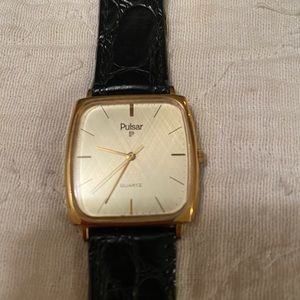 Mens Pulsar leather band watch with gold tone casing.  Includes new battery.